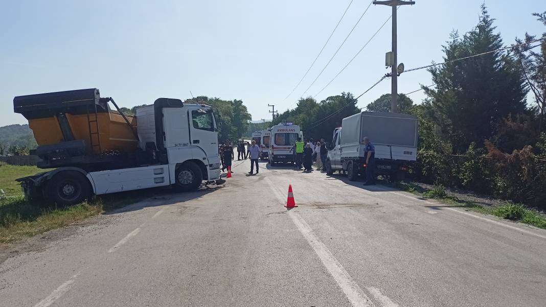 Tır ile servis midibüsü kafa kafaya çarpıştı: 1'i ağır 26 yaralı 25